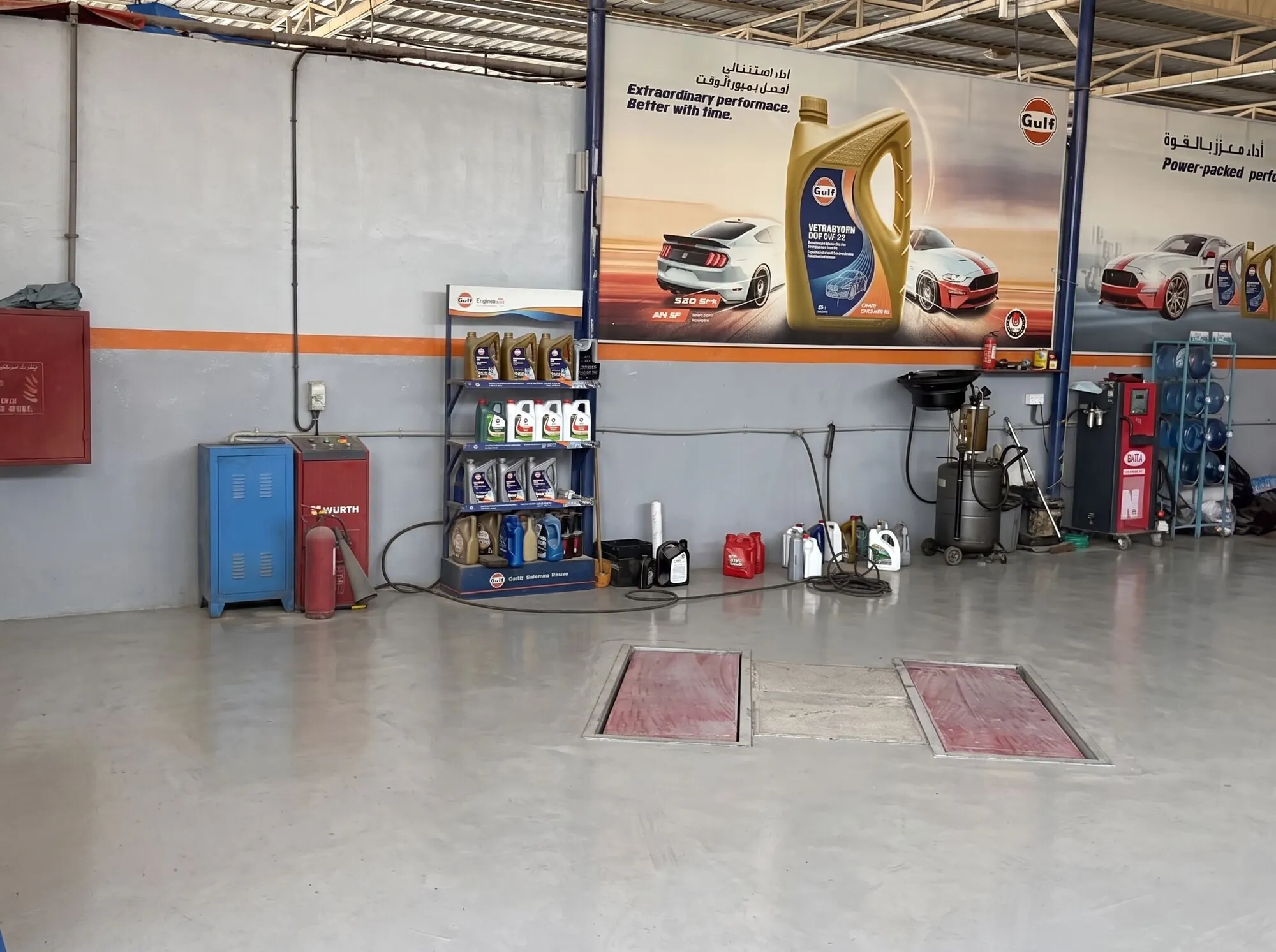 Flush-mounted scissor lift